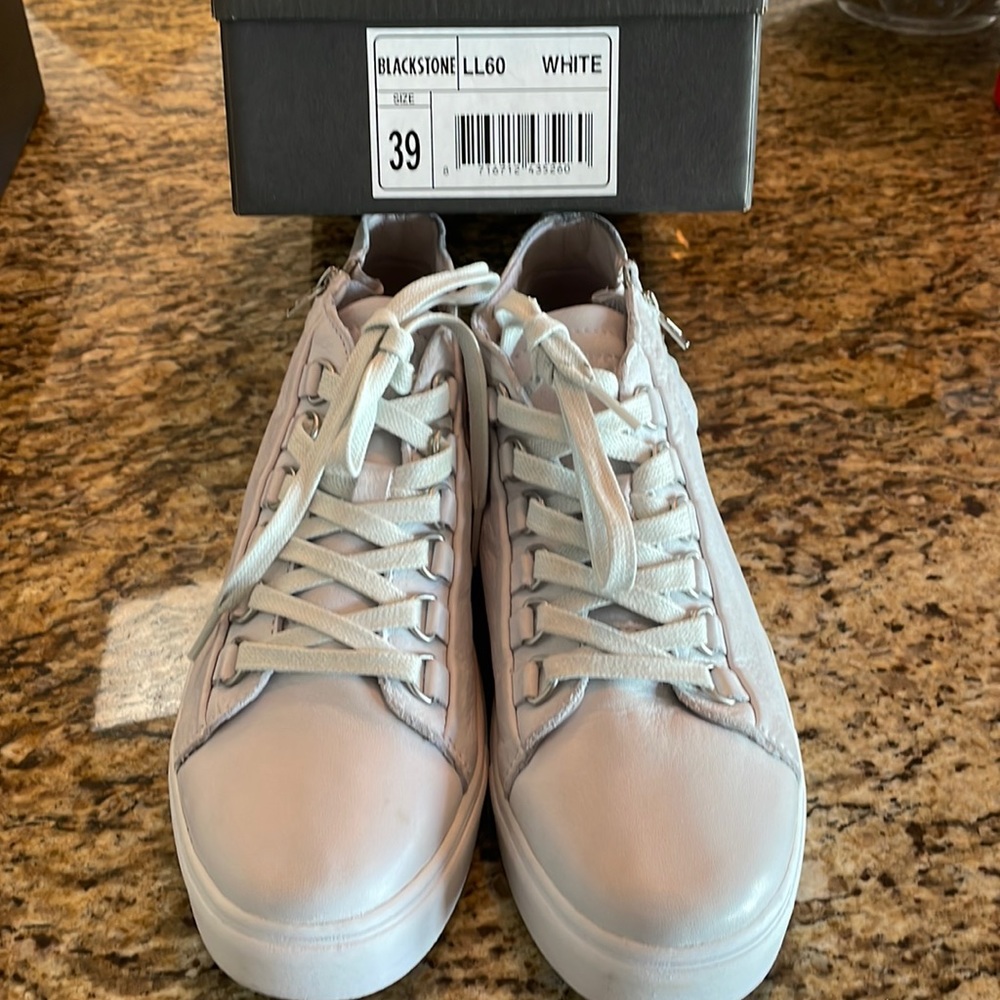 Blackstone mid sneaker. Soft calf’s leather. Side zipper, white.  size 39.